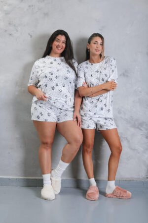 pijama estampado con pantuflas de colores