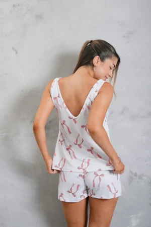 pijama de color rosa claro con lazo