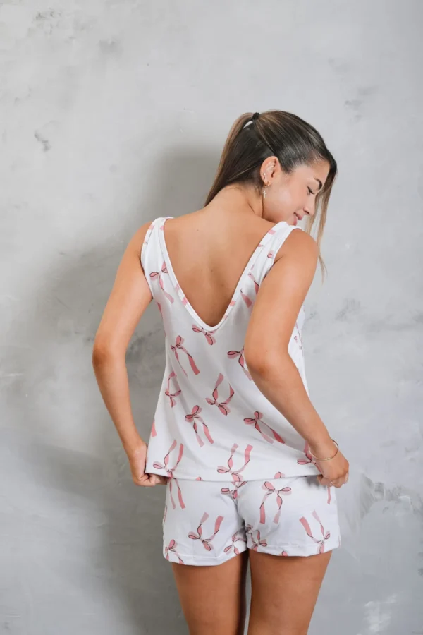 pijama de color rosa claro con lazo