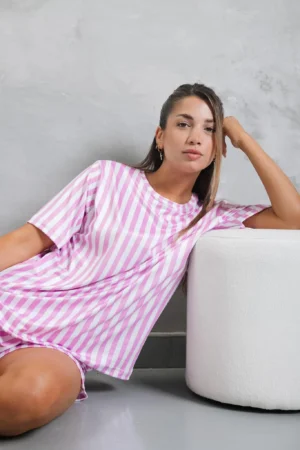 pijama de color rosa con rayas