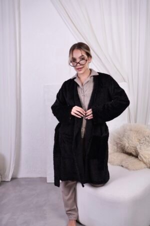 chica con polera negra