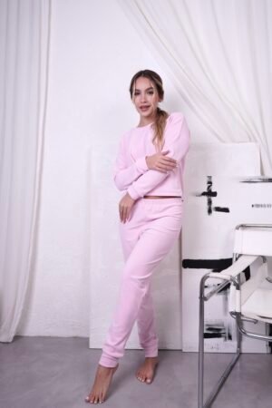 chica con pijama rosa