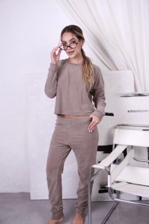 polera de color marrón